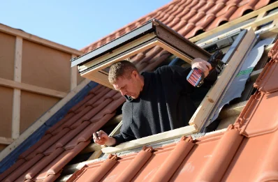 Pose de fenêtres de toit Velux à Ferrières-Poussarou